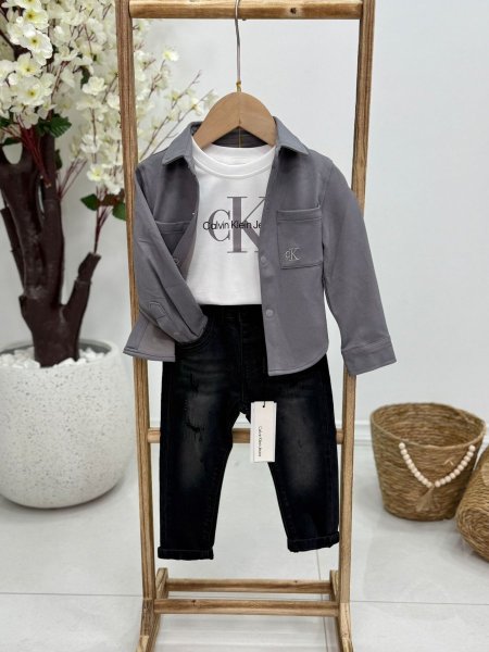 رمادي مع جينز اسود