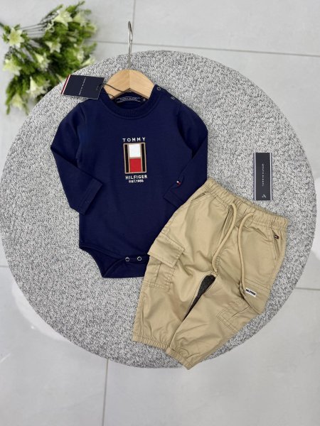 طقم TOMMY HILFIGER ولادي