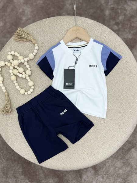 ابيض مع كحلي