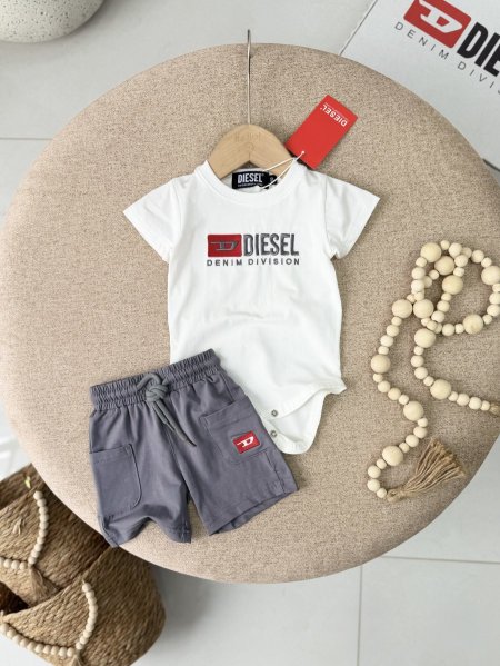 ابيض مع رمادي