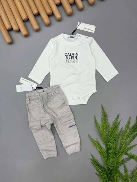 طقم CALVIN KLEIN ولادي