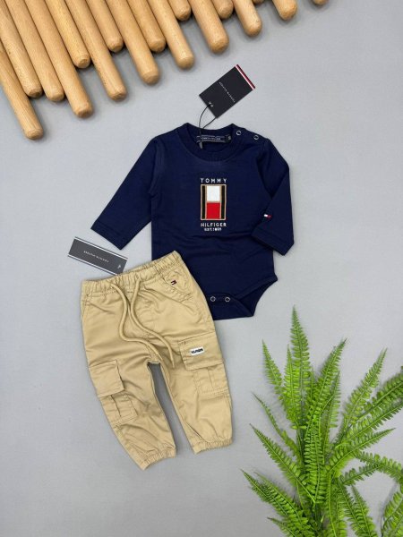 طقم TOMMY HILFIGER ولادي