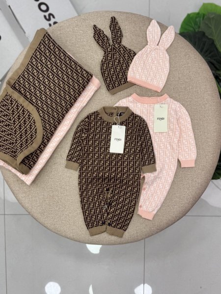 طقم بيبي صوف FENDI
