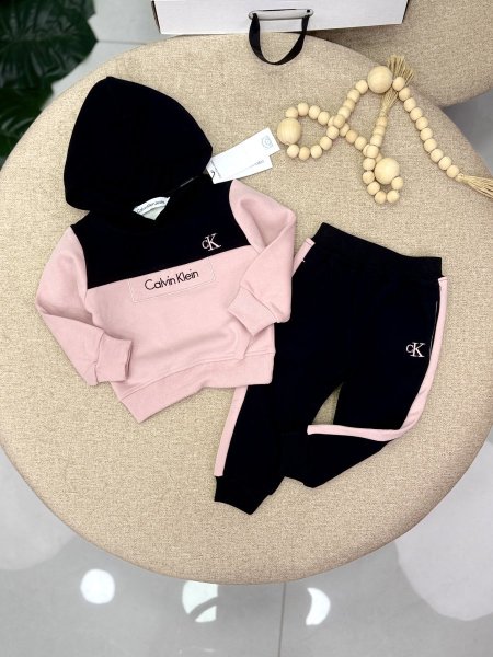 أسود مع زهري