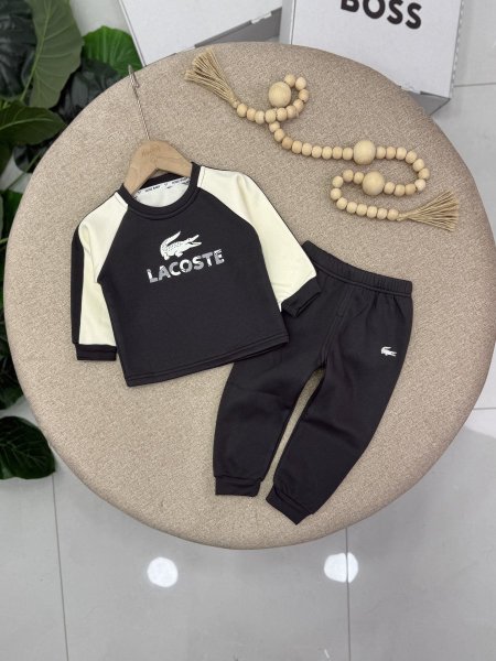 رمادي غامق مع بيج